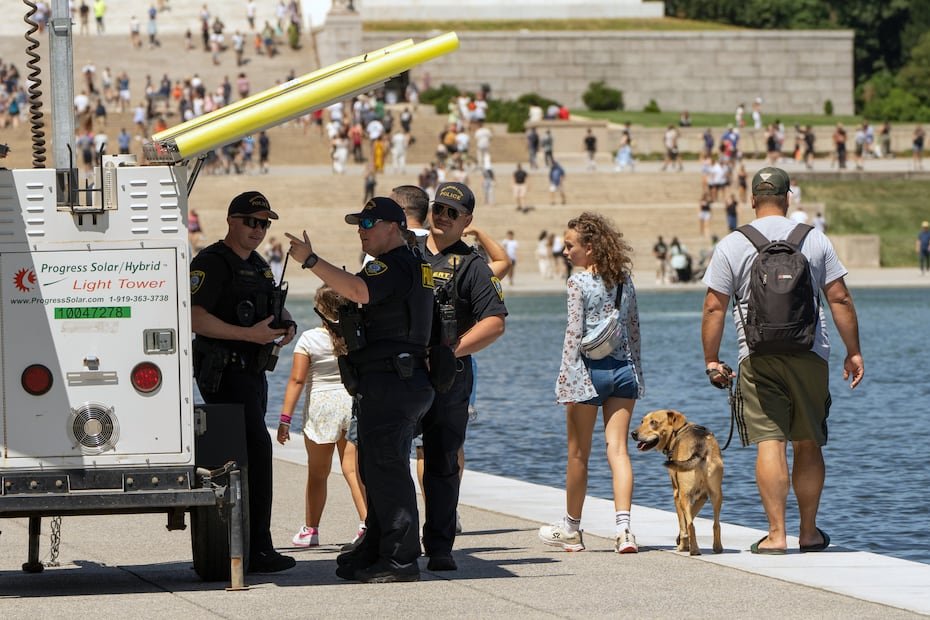 Agentes del Departamento de Policía de Oklahoma City, designados para colaborar con las fuerzas del orden locales en los eventos relacionados con el 250 aniversario de Estados Unidos, patrullan cerca del área donde se han desprendido secciones del revestimiento azul.