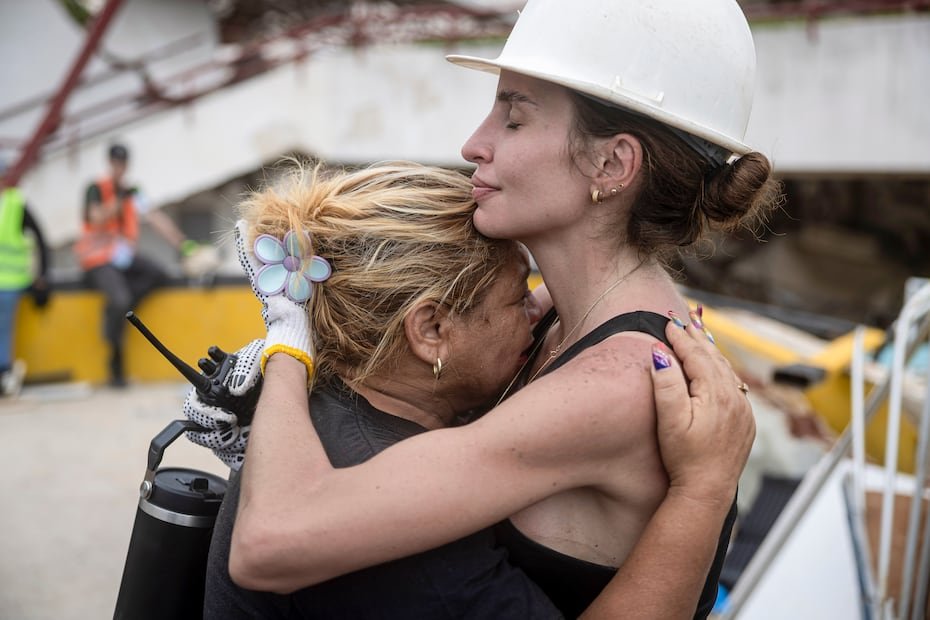 Una rescatista abraza a una mujer durante la jornada de búsqueda por los terremotos en Venezuela, este viernes en Caraballeda, La Guaira, Venezuela.