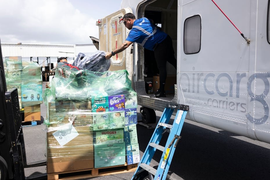 En estos primeros vuelos, la carga incluyó alimentos no perecederos, medicamentos y artículos de primeros auxilios y productos de higiene personal.
