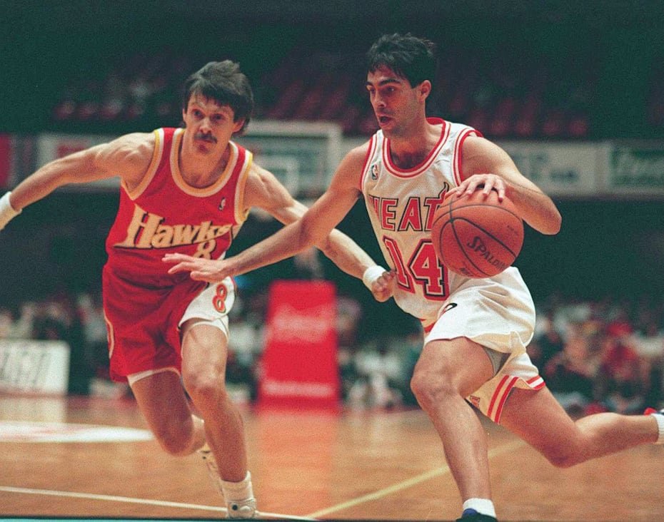 Kevin Pritchard, a la derecha, ataca ante la defensa de Sergei Bazarevich, de los Hawks, en un partido en 1994.