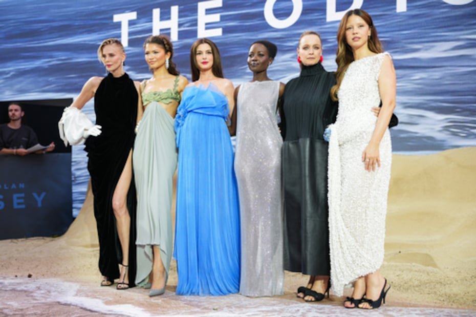Charlize Theron, desde la izquierda, Zendaya, Anne Hathaway, Lupita Nyong'o, Samantha Morton y Mia Goth. Charlize Theron (Calypso)- Odiseo, una ninfa de la mitología griega, pasa una larga temporada de su viaje de regreso a casa con ella en la isla de Ogigia. Sus motivos han sido objeto de un intenso debate a lo largo de los años.