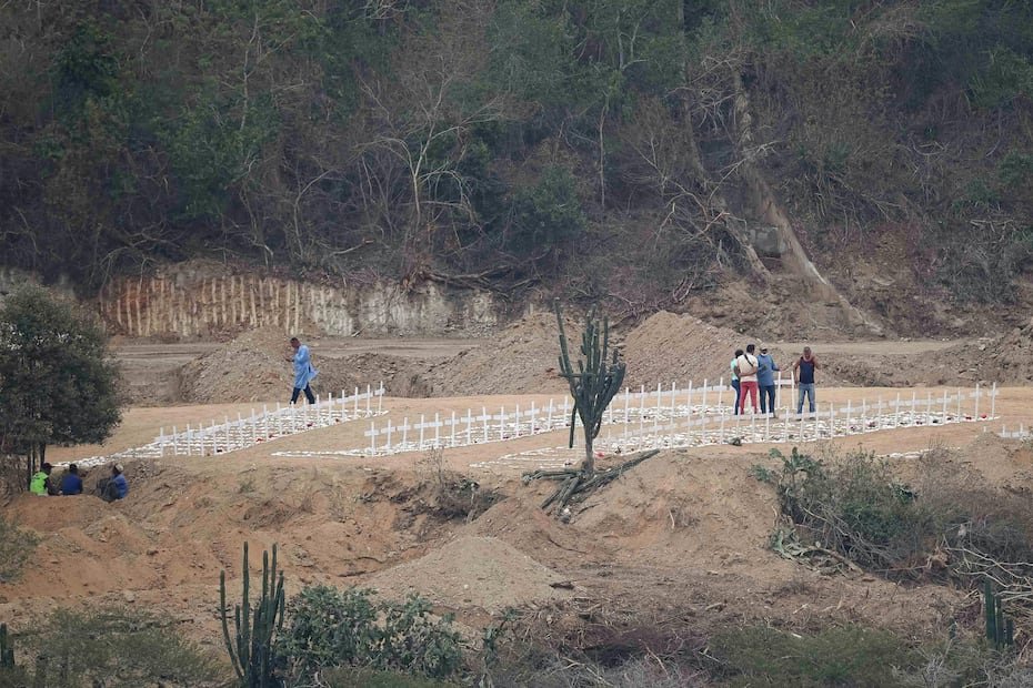 Ese mismo trabajador detalló que los cadáveres llegan sin haber sido identificados, pero están siendo enterrados en ataúdes con una cruz blanca.