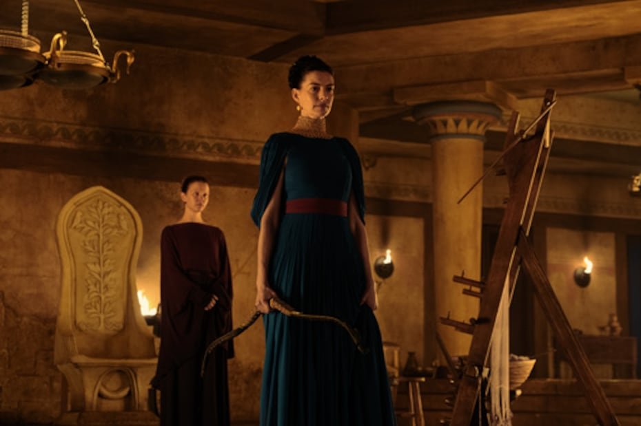 De izquierda a derecha: Mia Goth en el papel de Melantho y Anne Hathaway en el de Penélope.
Mia Goth es una sirviente de la reina Penélope.
Penélope, la reina de Ítaca, lleva 20 años esperando el regreso de su marido, Odiseo, mientras más de 100 hombres (los pretendientes) se han instalado en el palacio, comiendo su comida y bebiendo su vino, con la esperanza de que ella se case con uno de ellos. Además, ha sido objeto de debate durante miles de años, un personaje enigmático sobre el que cada generación proyecta sus propias opiniones.