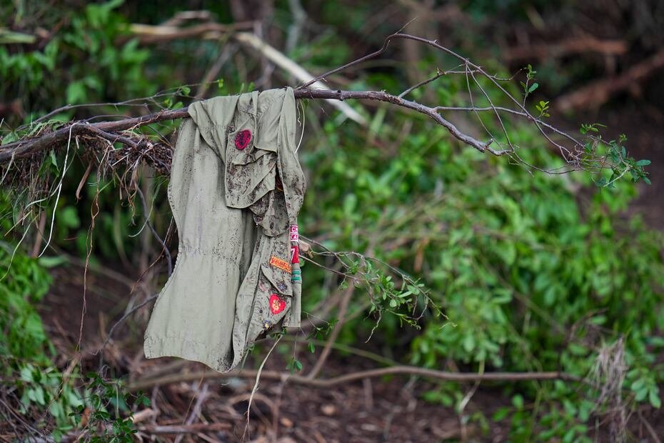 Una prenda de ropa con parches se ve colgada de un árbol cerca del río Guadalupe, en la orilla opuesta al campamento Mystic.