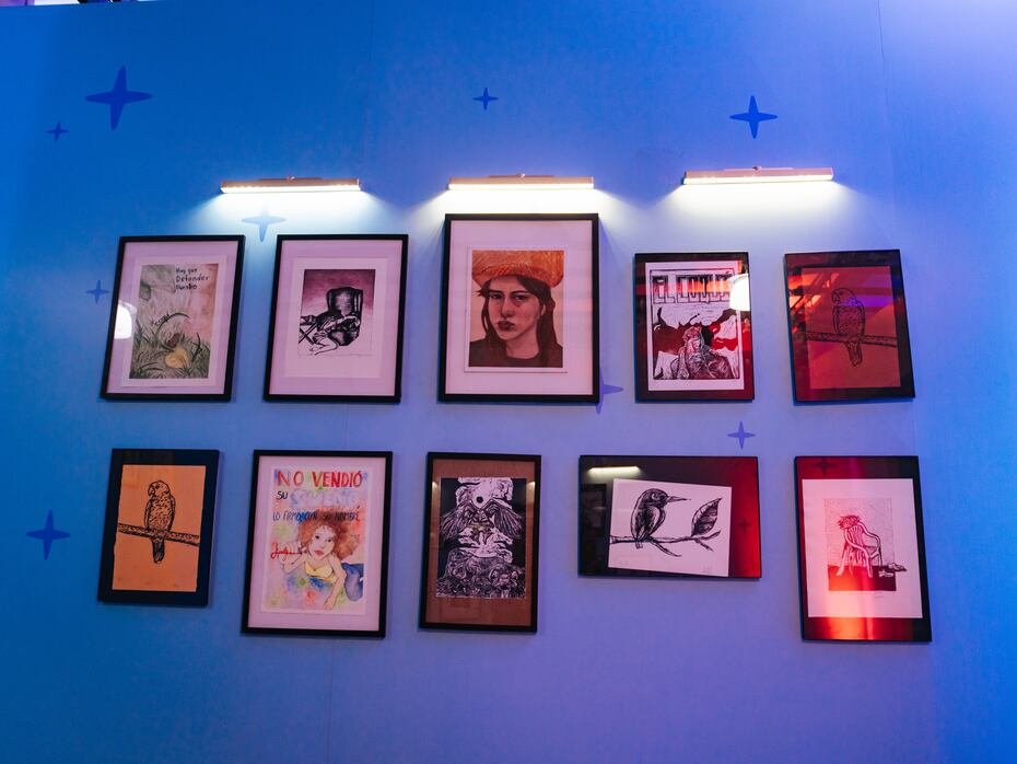 Cada obra se presenta como un “regalo” enmarcado dentro de un empaque artístico abierto, destacando el talento y la creatividad de la juventud puertorriqueña.