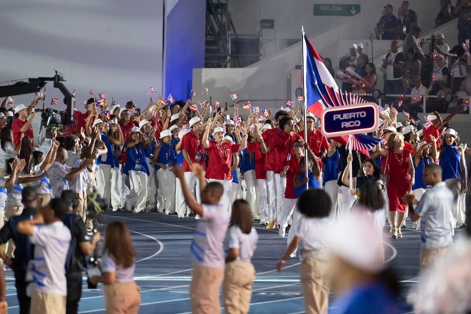 La representación puertorriqueña hizo su entrada al ritmo de “Quién no se siente patriota”, interpretada por Andy Montañez.