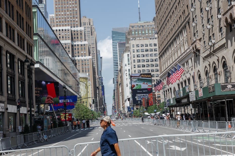 La Séptima Avenida estuvo cerrada al tráfico ante la boda de Taylor Swift con Travis Kelce cerca del Madison Square Garden en Nueva York. (Nueva York) EFE/Olga Fedorova