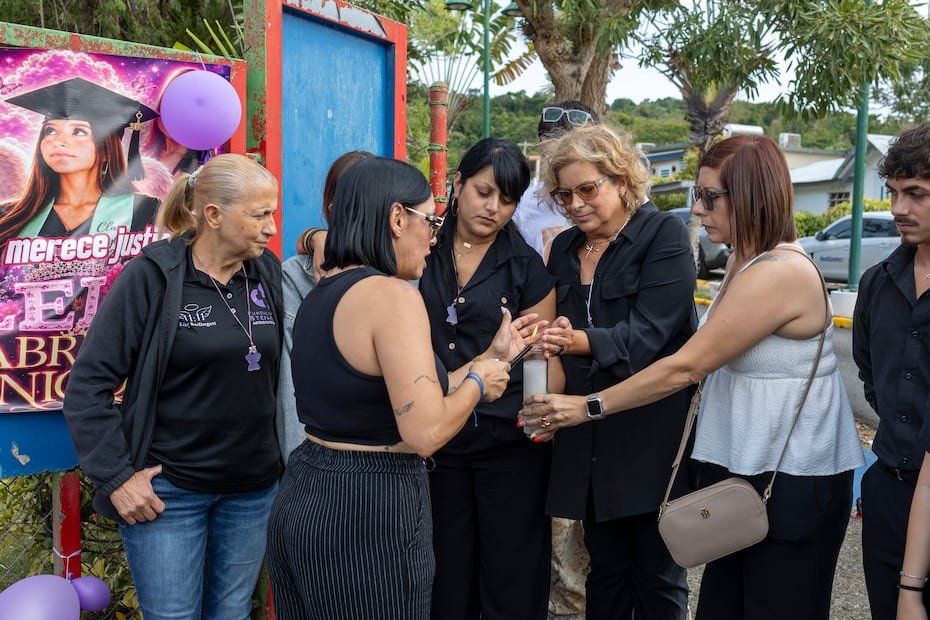 En una etapa crítica del juicio contra Elvia Cabrera, la familia de la menor asesinada Gabriela Nicole Pratts Rosario se unió en un círculo de oración.