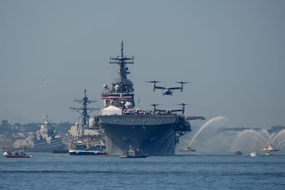 El USS Kearsarge, al centro, durante la parada Internacional Naval, previo a Sail250.