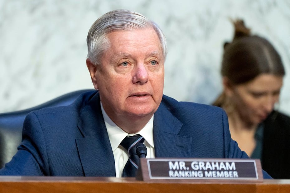 Graham era un exabogado de la Fuerza Aérea que promovió durante mucho tiempo una política de robusto intervencionismo militar estadounidense y una fuerte defensa nacional que, en años posteriores, lo pondría en desacuerdo con el creciente ala aislacionista del Partido Republicano.