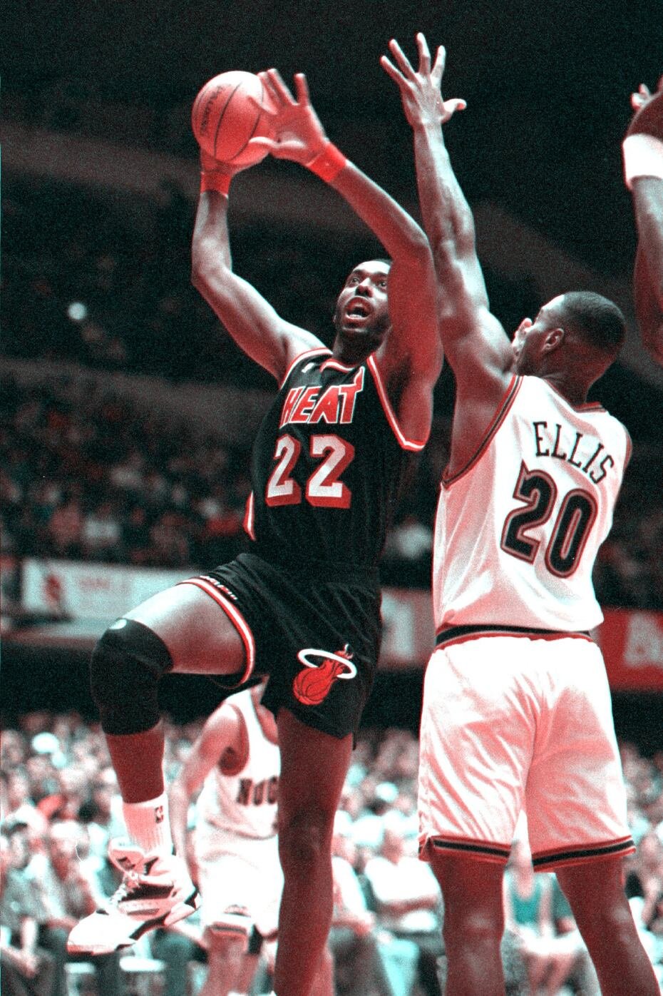 John Sally, del Heat, ataca el canasto ante la defensa de LaPhonso Ellis, de los Nuggets, en un amistoso en San Juan en 1993.