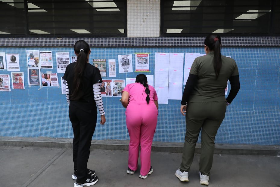 Miles de personas buscan a uno o más familiares en medio de la angustia. Fotos de niños, de ancianos, de parejas, junto con sus nombres y descripción, así como un número de teléfono para recibir datos, inundan las paredes de los hospitales.