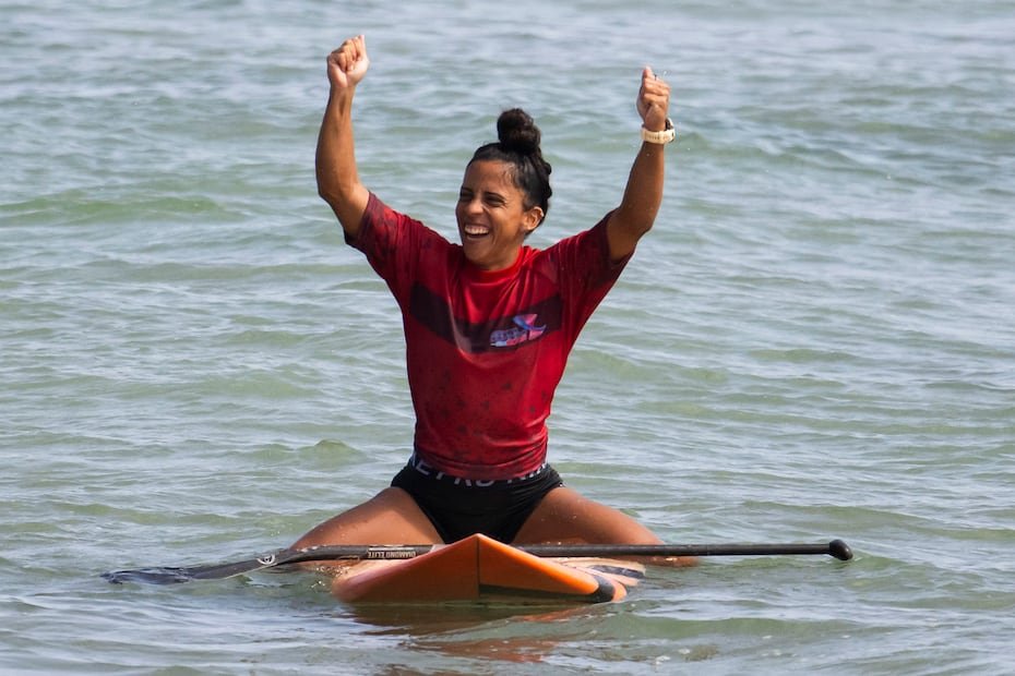 Mariecarmen Rivera celebra tras conquistar la medalla de oro en el SUP Surf de Santo Domingo 2026, al imponerse en una histórica final completamente puertorriqueña frente a Nimsay García.