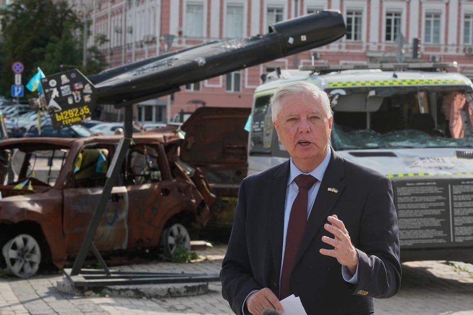El senador estadounidense respondió preguntas de los medios el viernes cerca de una exhibición de vehículos rusos dañados en el centro de Kiev.