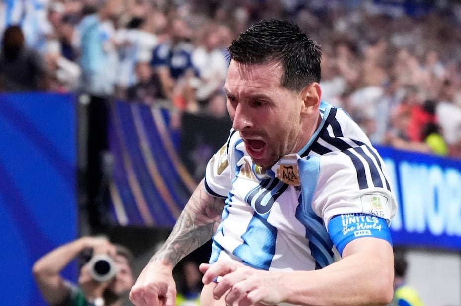 Un emocionado Lionel Messi festeja su tanto número 21 en una Copa del Mundo.