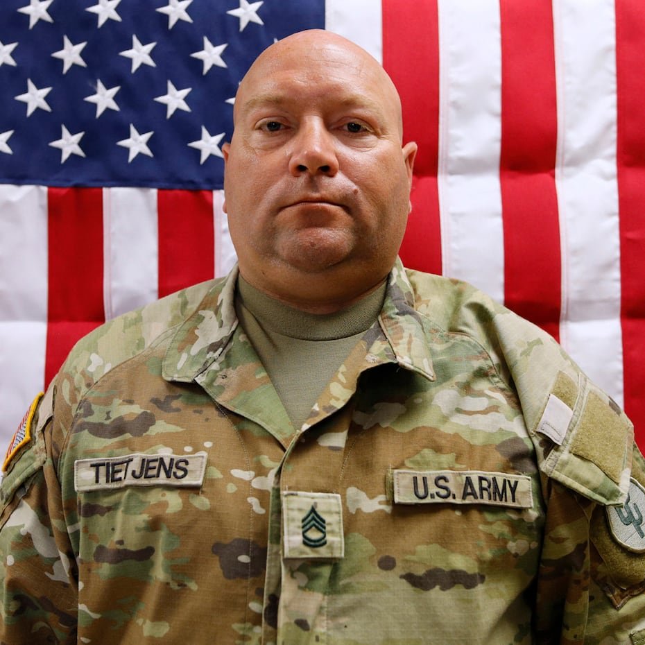 El sargento de primera clase de la Reserva del Ejército de Estados Unidos, Noah Tietjens, de 42 años y residente de Bellevue, Nebraska, asignado al 103.º Comando de Sostenimiento, murió el 1 de marzo de 2026 en Kuwait, en el Puerto de Shuaiba, durante un ataque con un sistema de aeronave no tripulada (dron).
