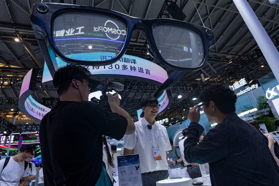 Visitantes prueban unas gafas inteligentes de tecnología avanzada