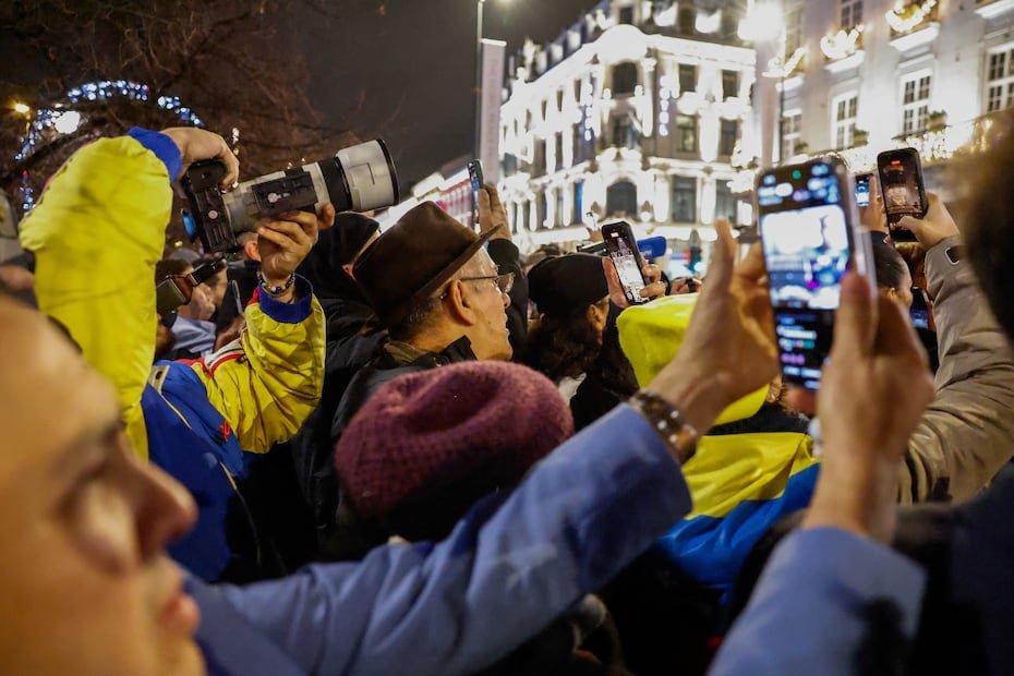 La gente estalló en vítores y comenzó a corear: “¡Libertad! ¡Libertad!” y “¡Gracias! ¡Gracias!”