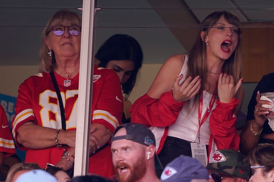 El 24 de septiembre de 2023 Taylor Swift asistió por primera vez a un partido de los Kansas City Chiefs para apoyar a Travis Kelce frente a los Chicago Bears en el Arrowhead Stadium. En la foto, Taylor Swift (derecha) observa desde una suite junto a la madre de Travis Kelce, Donna Kelce. (AP Foto/Ed Zurga)