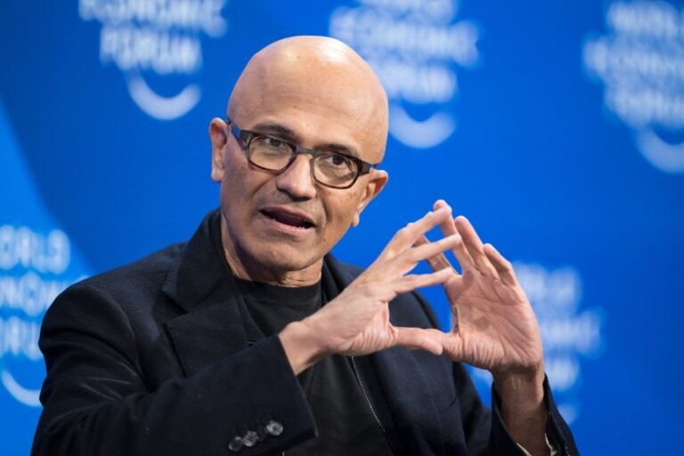 Microsoft compite con OpenAI