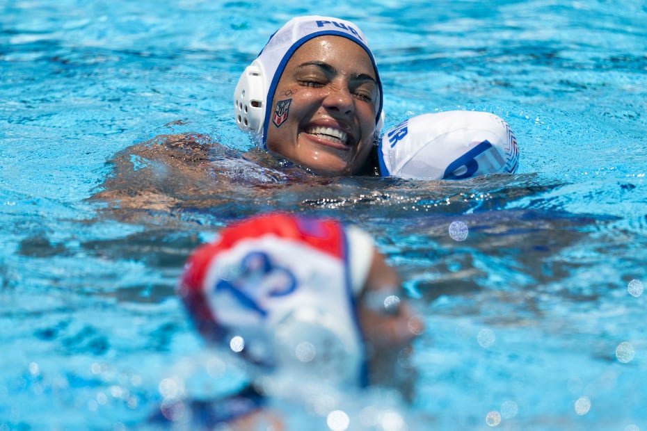 Amanda Ortiz y Milena Guzmán festejan el triunfo sobre Cuba.
