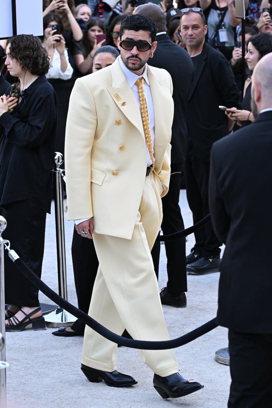 Bad Bunny eligió un traje de silueta oversize con americana de hombros marcadas y pantalón de pinzas de corte amplio.