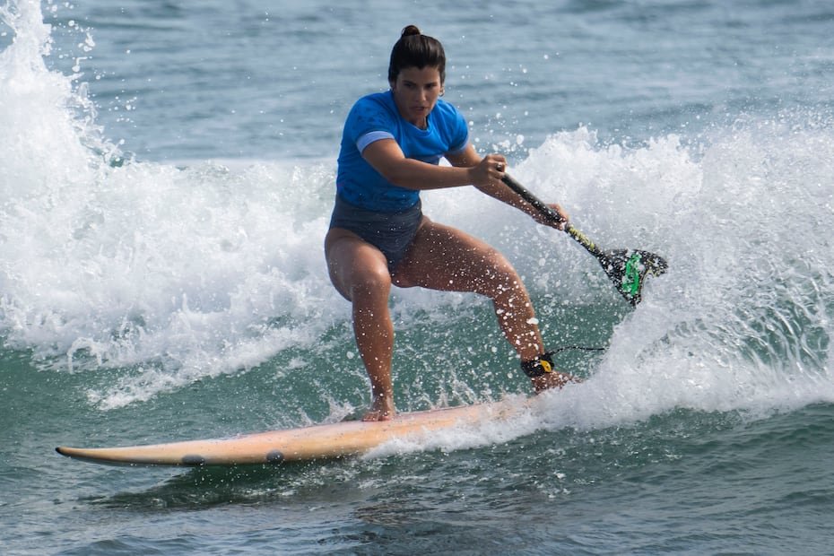 Nimsay García durante su participación en el SUP Surf de los Juegos Centroamericanos y del Caribe Santo Domingo 2026, donde conquistó la medalla de plata para Puerto Rico.