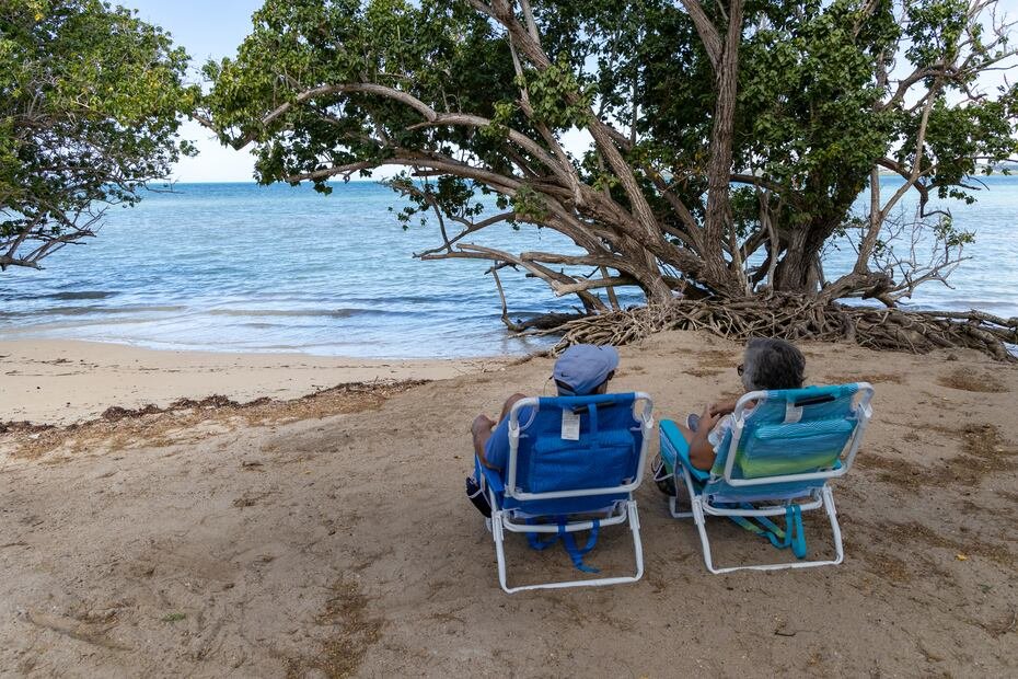 La Playa Los Pozos, en Cabo Rojo, es de poca profundidad, con praderas de yerba marina, la fuente de alimento de los manatíes que frecuentan la zona.
GFR Media / El Nuevo Dia © Jorge A Ramirez Portela