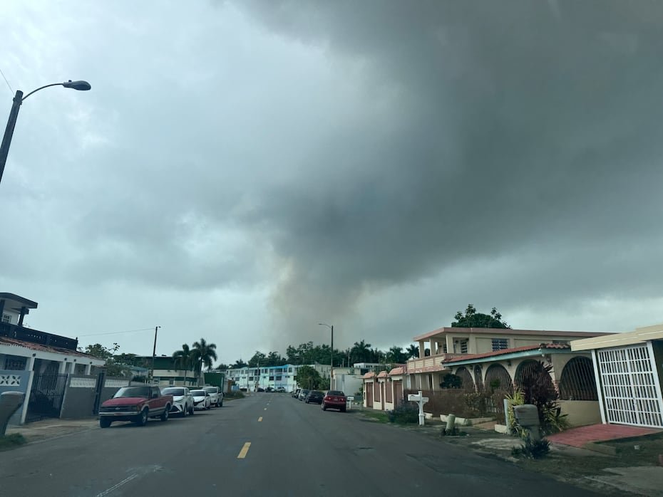 El personal de Bomberos no ha podido llegar al lugar del incendio porque se trata de un área pantanoso donde no pueden acceder ni transitar los camiones.