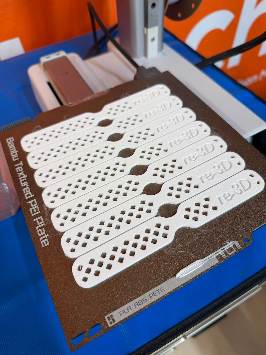 Así lucen las férulas para estabilizar dedos, antes de ser removidas de la bandeja de la impresora 3D.
