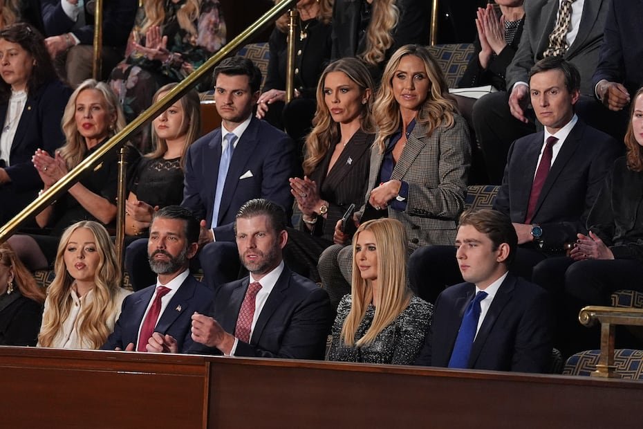 La familia del presidente estuvo presente en el hemiciclo. De izquierda a derecha, en primera fila, Tifanny Trump; Donald Trump, Jr.; Eric Trump; Ivanka Trump y Barron Trump.