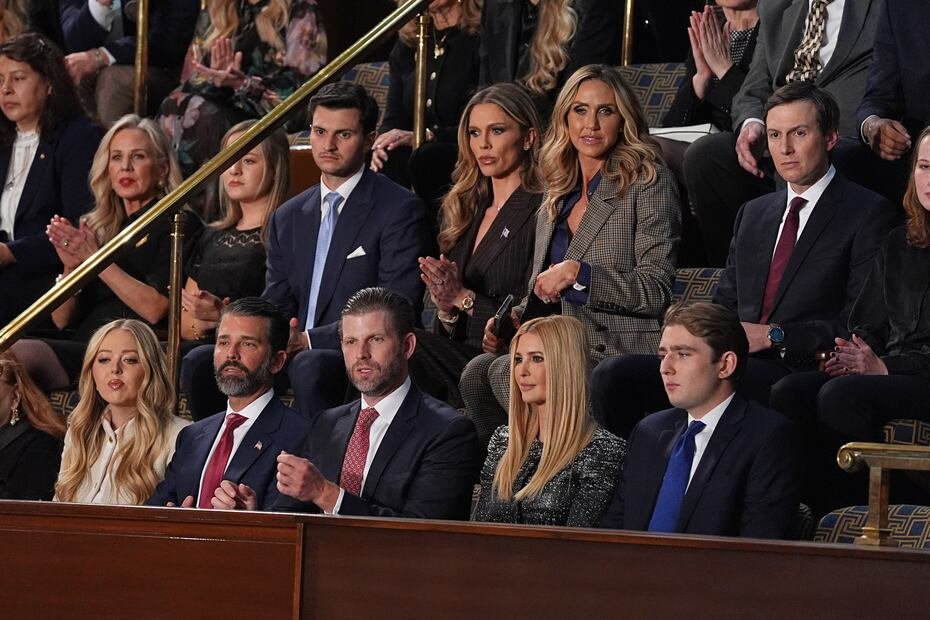 La familia del presidente estuvo presente en el hemiciclo. De izquierda a derecha, en primera fila, Tifanny Trump; Donald Trump, Jr.; Eric Trump; Ivanka Trump y Barron Trump.