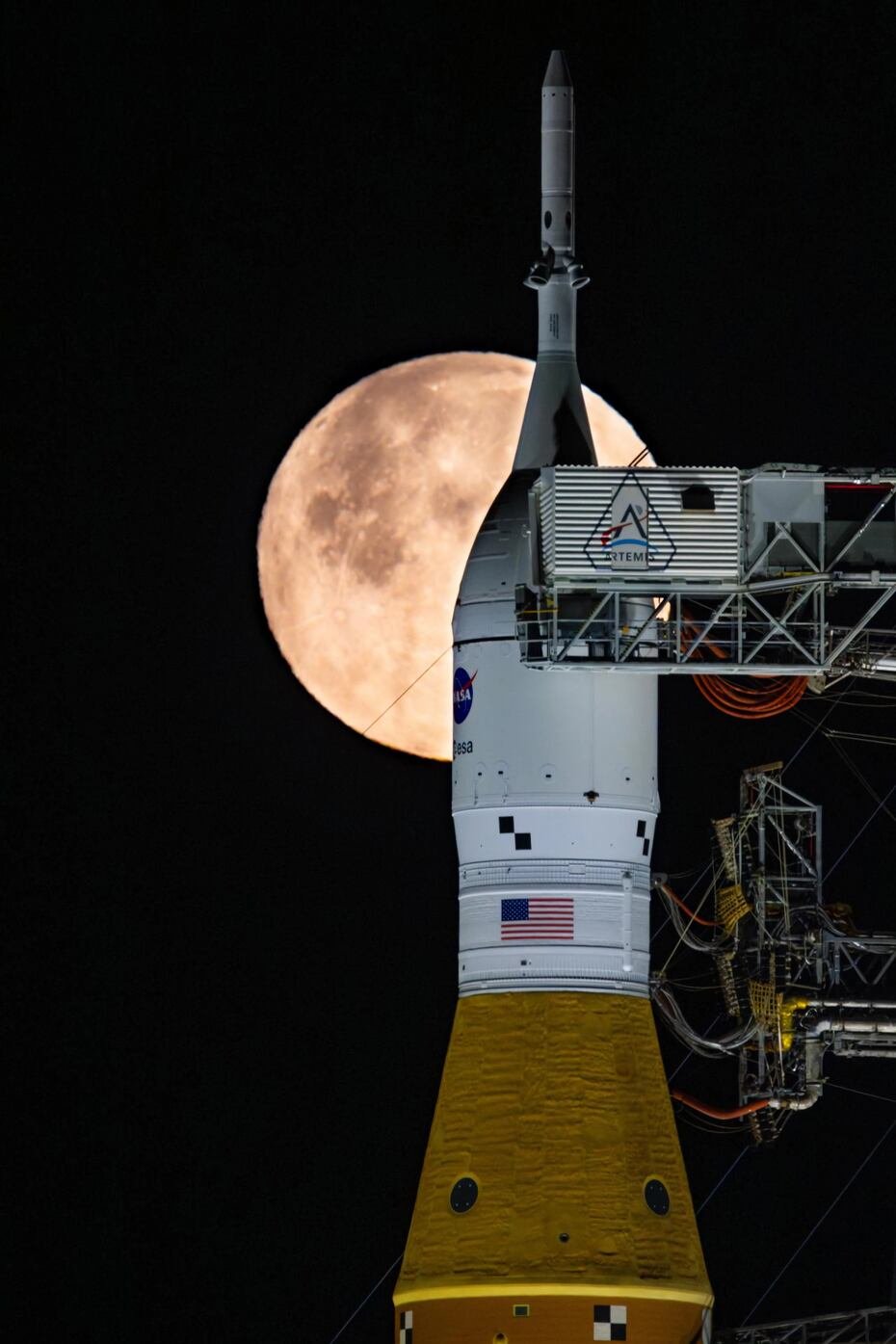 El cohete SLS y la cápsula Orion ya se encuentran situados en la plataforma de lanzamiento aguardando la hora del despegue, programado para el 1 de abril, a las 6:24 p.m. desde el Centro Espacial Kennedy en Florida.