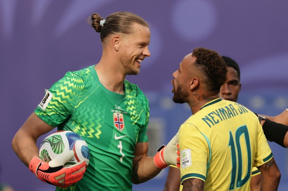 Neymar tiene un intercambio de palabras con el portero Oerjan Nyland.