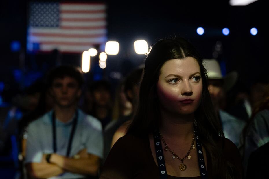 Un asistente mira hacia el escenario durante el AmericaFest 2025 de Turning Point USA, el sábado 20 de diciembre de 2025, en Phoenix. (Foto AP/Jon Cherry)