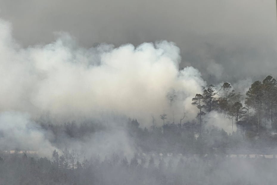 Tras recorrer la zona afectada por el fuego en el sureste de Georgia, el gobernador Brian Kemp dijo que las autoridades estatales creen que las 87 viviendas que se quemaron en la zona rural del condado Brantley.