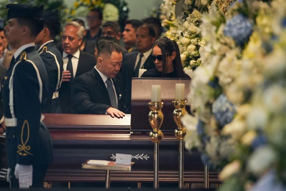 Kenji Fujimori frente al ataúd de su padre, el expresidente Alberto Fujimori.