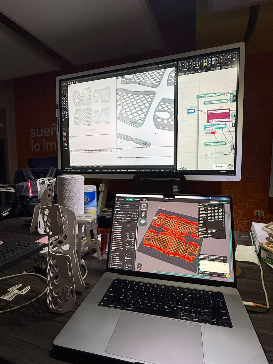 En la foto, un vistazo al proceso de diseño para luego realizar la impresión de las férulas en los equipos especializados de Engine-4, que incluyen varias impresoras 3D de gran capacidad.