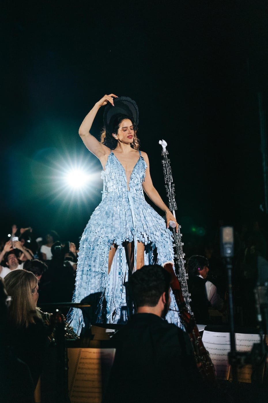 La catalana viste un diseño de Dior de un vestido con corte abierto en la parte delantera y volantes, bordado con cintas de raso de azul degradado.