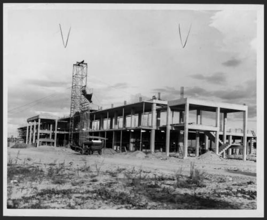 Para sustituir las operaciones del Aeropuerto de Isla Grande, en 1953, se construía el edificio terminal del nuevo Aeropuerto Internacional de Isla Verde en Carolina. (Colección de Fotos de El Mundo Bibioteca Digital Puertorriqueña de la Colección Puertorriqueña en la Universidad de Puerto Rico, Recinto de Río Piedras.)