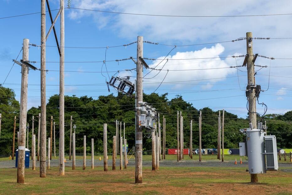 Los alumnos cuentan con un campo de práctica de 10 acres, donde practican simulaciones reales con postes de madera, metal y cemento.