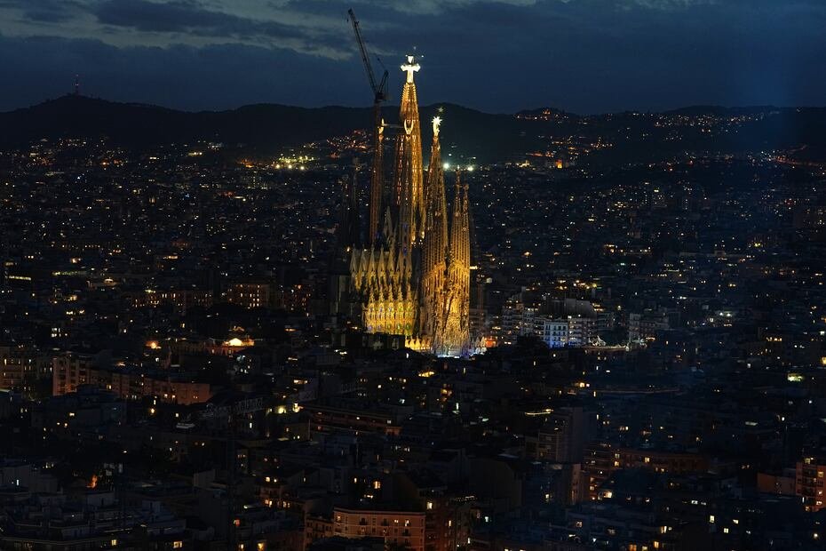 Unas 120,000 personas, según estimaciones, se alinearon en las calles alrededor de la Sagrada Familia para el evento, con calles cerradas al tráfico y una fuerte presencia policial debido a la asistencia de la pareja real y el presidente del gobierno, Pedro Sánchez.