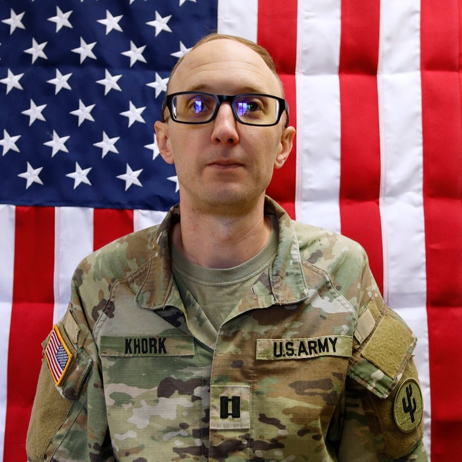 El capitán de la Reserva del Ejército de Estados Unidos, Cody Khork, de 35 años y residente de Winter Haven, Florida, asignado al 103.º Comando de Sostenimiento, murió el 1 de marzo de 2026 en Kuwait, en el Puerto de Shuaiba, durante un ataque con un sistema de aeronave no tripulada (dron).