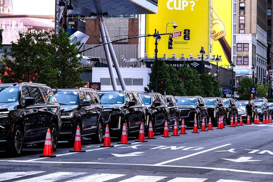 Una larga fila de autos espera para pasar por varios controles de seguridad y detrás de una cortina negra que garantiza la privacidad de los asistentes durante la celebración de la boda de Taylor Swift y Travis Kelce en el Madison Square Garden de Nueva York. EFE/EPA/LAURA BRETT