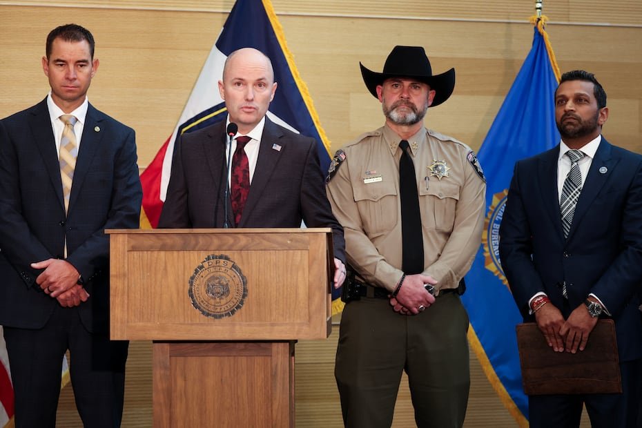 El director del FBI, Kash Patel, el gobernador de Utah, Spencer Cox y otros funcionarios en la conferencia de prensa tras el arresto de Robinson.
