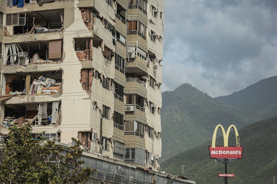 Fotografía que muestra construcciones afectadas por el doble terremoto del 24 de junio, en Caraballeda, La Guaira (Venezuela).