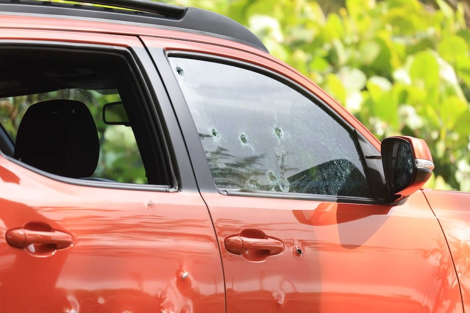 Una de las víctimas fue encontrada en el asiento del pasajero frontal. En la escena eran visibles impactos de bala en la ventana y puerta del pasajero donde estaba la víctima.