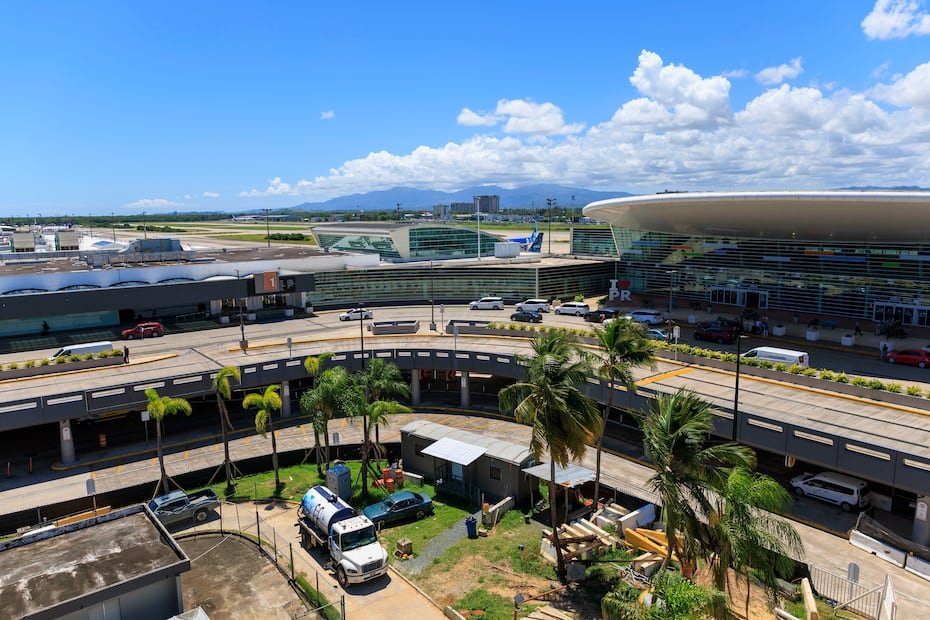 En la foto, a la derecha, una vista de la Terminal A, construida para el año 2012. La instalación también se conoce como "la terminal de de JetBlue", la primera línea aérea de bajo costo que comenzó a volar a San Juan de Puerto Rico para el año 2002 y que ocupó el sitial de American Airlines como línea aérea líder en la isla.