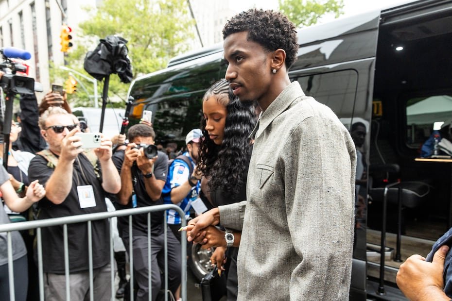Christian 'King' Combs (d), hijo del rapero Sean 'Diddy' Combs, fue captado este miércoles, 2 de julio, a su llegada a una corte federal de EE.UU., antes de conocerse el veredicto del jurado por el caso en contra del artista por presunto tráfico sexual, en Nueva York (NY, EE.UU.) EFE/Justin Lane