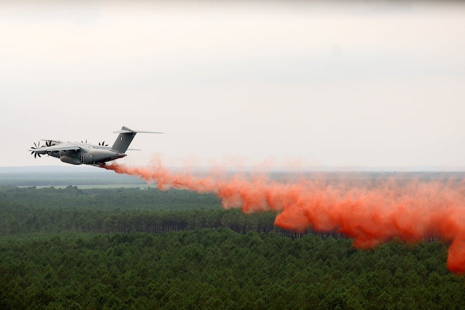 Francia envió el sábado un enorme avión de carga militar para lanzar toneladas de retardante de llamas en su lucha contra los violentos incendios forestales.